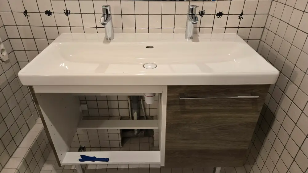 meuble-grand-lavabo-integre-rangements-optimises-depaneau42