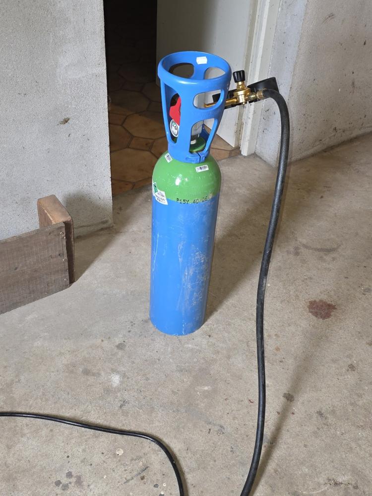 Bouteille et flexible de gaz traceur utilisés pour une recherche de fuite à Unieux